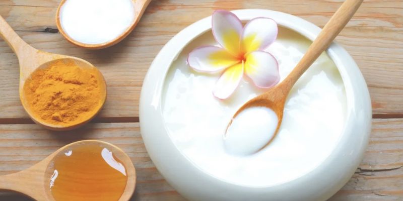 Cách làm da căng mịn bằng sữa chua và bột nghệ
