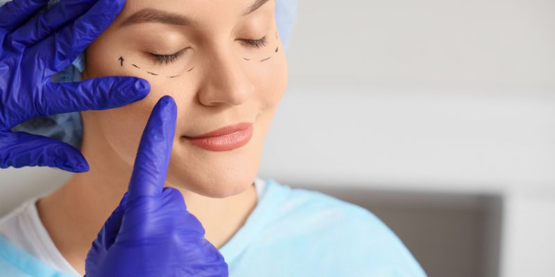 Massage nâng cơ mặt