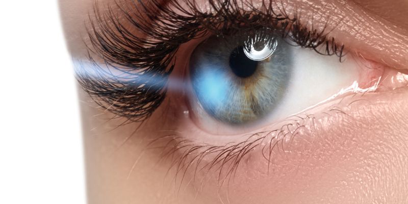 Tìm hiểu nháy mắt phải giật liên tục là bệnh gì?