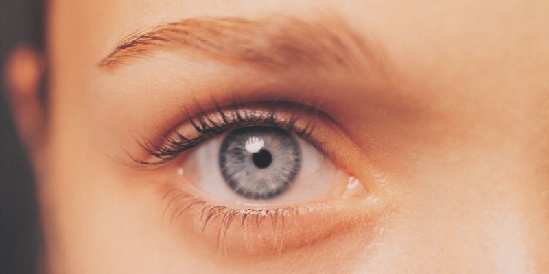 Biểu hiện nháy mắt phải ở nam và nữ là gì?