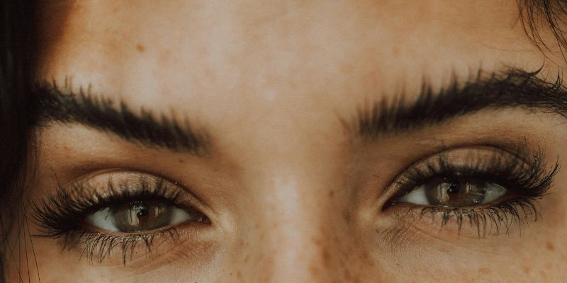 Tình trạng nháy mắt trái ở Nam và Nữ là gì?